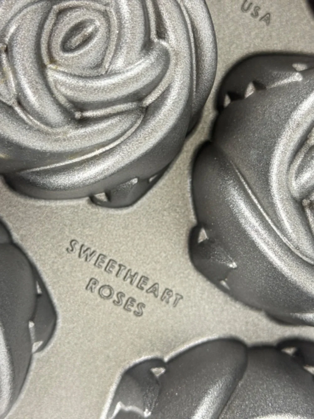 Nordic Ware Sweetheart Roses Cupcake 12 Cakelets Baking Pan Excellent